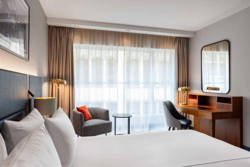 Habitación Superior con cama extragrande del hotel Wyndham Wroclaw Old Town. Foto 3