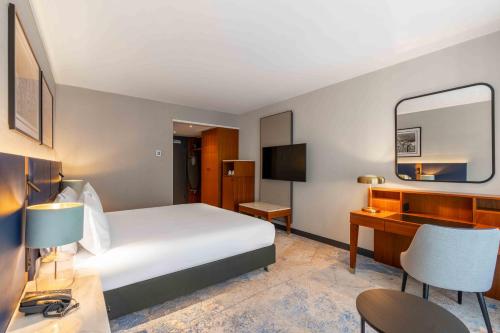 Habitación Clásica con cama extragrande del hotel Wyndham Wroclaw Old Town. Foto 4