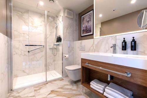 Suite Junior con cama extragrande del hotel Wyndham Wroclaw Old Town