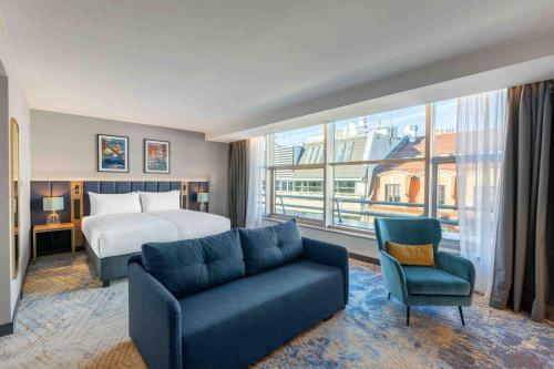 Suite Junior con cama extragrande del hotel Wyndham Wroclaw Old Town. Foto 1