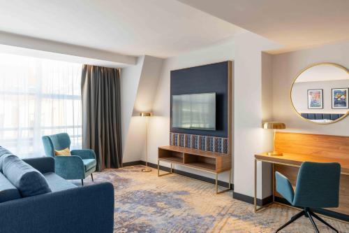 Suite Junior con cama extragrande del hotel Wyndham Wroclaw Old Town. Foto 3