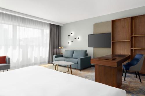 Suite Junior con cama extragrande del hotel Wyndham Wroclaw Old Town. Foto 5