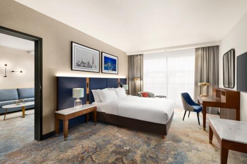 Suite Junior con cama extragrande del hotel Wyndham Wroclaw Old Town. Foto 6
