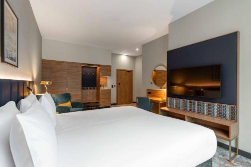 Habitación Premium con cama extragrande del hotel Wyndham Wroclaw Old Town. Foto 4