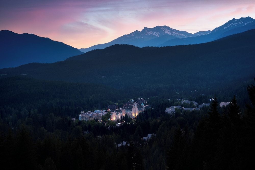 Suite de 1 Dormitorio con Vistas a las Pistas, 1 Cama King, 800 sf / 74 sm, Vistas Más Populares del hotel The Fairmont Chateau Whistler