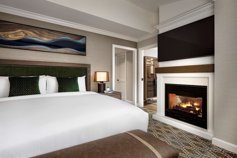 Suite Junior Fairmont Gold, 1 Cama King, 520sf/48 sm, Salón ejecutivo con desayuno y canapés de noche del hotel The Fairmont Chateau Whistler. Foto 1