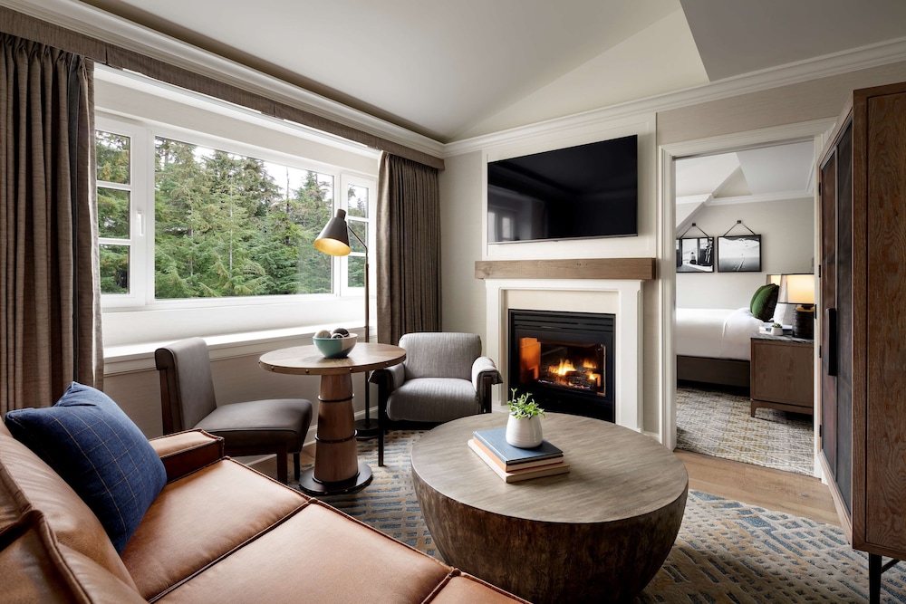 Suite Junior Fairmont Gold, 1 Cama King, 520sf/48 sm, Salón ejecutivo con desayuno y canapés de noche del hotel The Fairmont Chateau Whistler. Foto 2