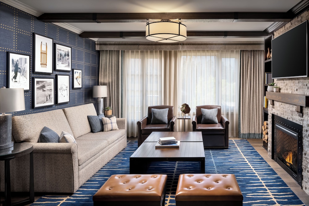 Suite de 1 Dormitorio, 1 Cama King, 800 sf / 74 sm, Vistas Preferentes del hotel The Fairmont Chateau Whistler