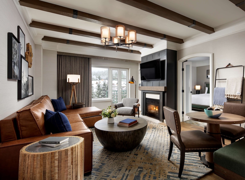 Suite Ejecutiva Fairmont Gold, 1 Cama King, 800sf/74sm, Salón ejecutivo con desayuno y canapés de noche del hotel The Fairmont Chateau Whistler