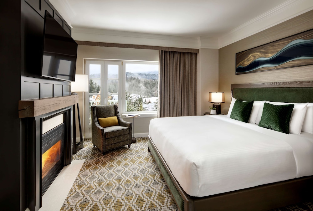 Suite Ejecutiva Fairmont Gold, 1 Cama King, 800sf/74sm, Salón ejecutivo con desayuno y canapés de noche del hotel The Fairmont Chateau Whistler. Foto 1