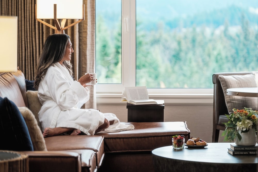 Suite Ejecutiva Fairmont Gold, 1 Cama King, 800sf/74sm, Salón ejecutivo con desayuno y canapés de noche del hotel The Fairmont Chateau Whistler. Foto 2