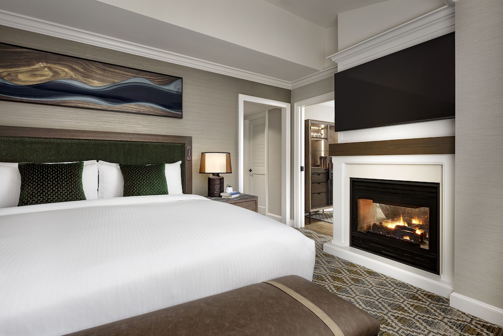 Suite Junior Fairmont Gold, 1 Cama King, 520sf/48 sm, Salón ejecutivo con desayuno y canapés de noche del hotel The Fairmont Chateau Whistler