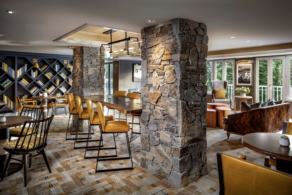 Suite Ejecutiva Fairmont Gold, 1 Cama King, 800sf/74sm, Salón ejecutivo con desayuno y canapés de noche del hotel The Fairmont Chateau Whistler. Foto 5