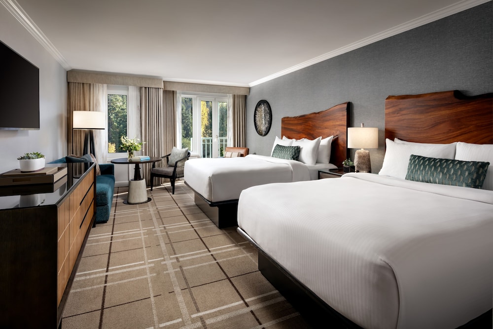 Habitación Fairmont, 2 Camas Queen, 400 sf / 37 sm, Alojamiento Familiar Popular del hotel The Fairmont Chateau Whistler