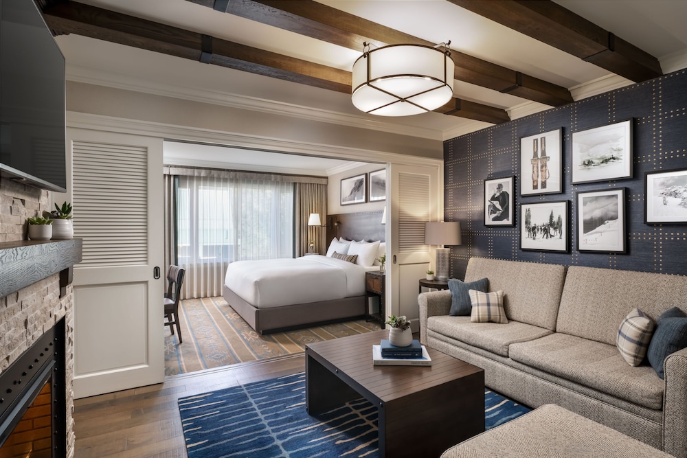 Suite Junior de 2 Dormitorios, 1 Cama King/2 Camas Queen, 875sf/81sm, Alojamiento Familiar Perfecto, Vistas Preferentes del hotel The Fairmont Chateau Whistler. Foto 1