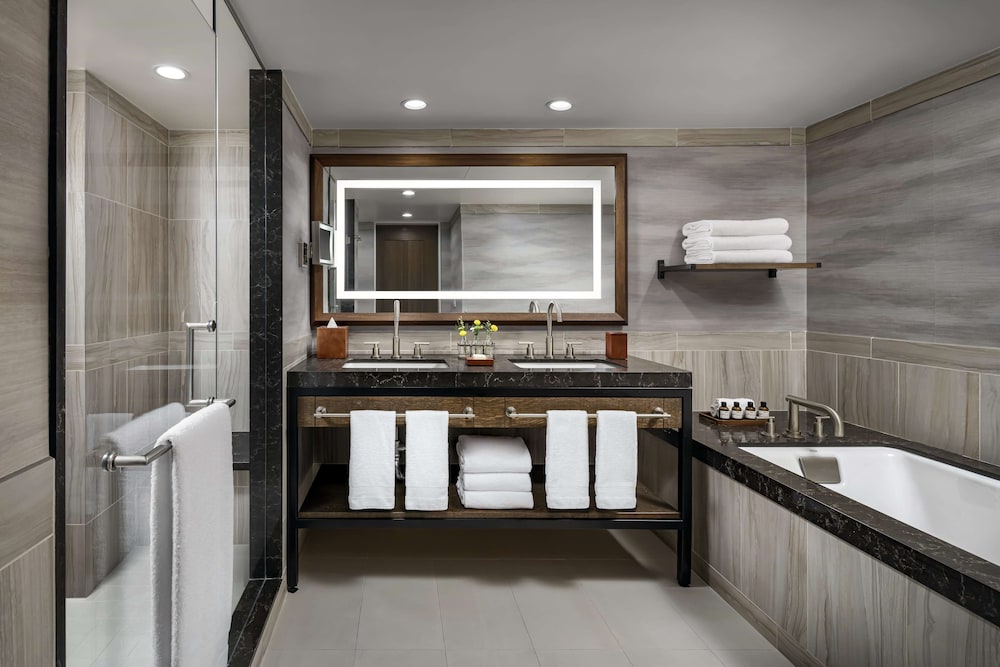 Suite Junior de 2 Dormitorios, 1 Cama King/2 Camas Queen, 875sf/81sm, Alojamiento Familiar Perfecto, Vistas Preferentes del hotel The Fairmont Chateau Whistler. Foto 2
