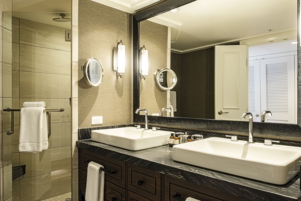 Suite Junior Fairmont Gold, 1 Cama King, 520sf/48 sm, Salón ejecutivo con desayuno y canapés de noche del hotel The Fairmont Chateau Whistler. Foto 3