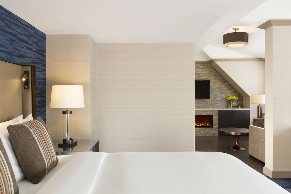 Suite Alpina, 1 Cama King, 600 sf / 55 sm, Vistas Preferentes del hotel The Fairmont Chateau Whistler. Foto 1