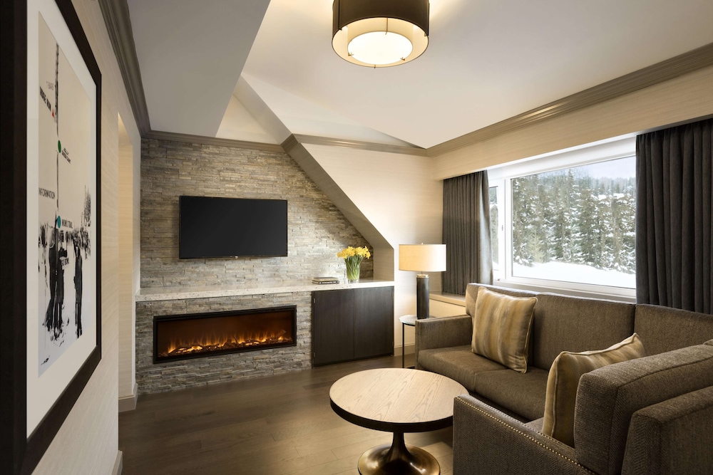 Suite Alpina, 1 Cama King, 600 sf / 55 sm, Vistas Preferentes del hotel The Fairmont Chateau Whistler. Foto 2