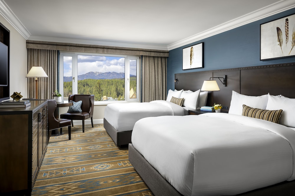 Suite de 1 Dormitorio, 2 Camas Queen, 800 sf / 74 sm, Vistas Preferentes del hotel The Fairmont Chateau Whistler. Foto 1