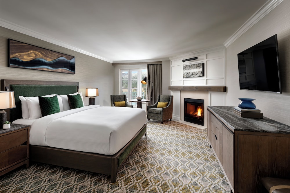 Habitación Fairmont Gold, 1 Cama King, 365 sf/33 sm, Salón ejecutivo con desayuno y canapés de noche del hotel The Fairmont Chateau Whistler. Foto 1