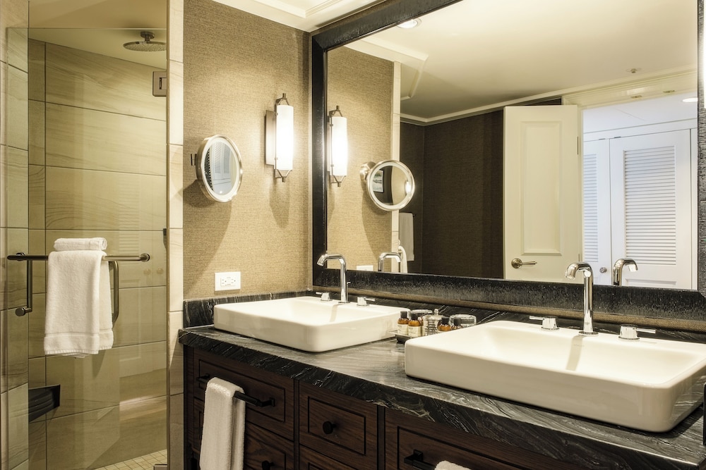 Habitación Fairmont Gold, 1 Cama King, 365 sf/33 sm, Salón ejecutivo con desayuno y canapés de noche del hotel The Fairmont Chateau Whistler. Foto 3