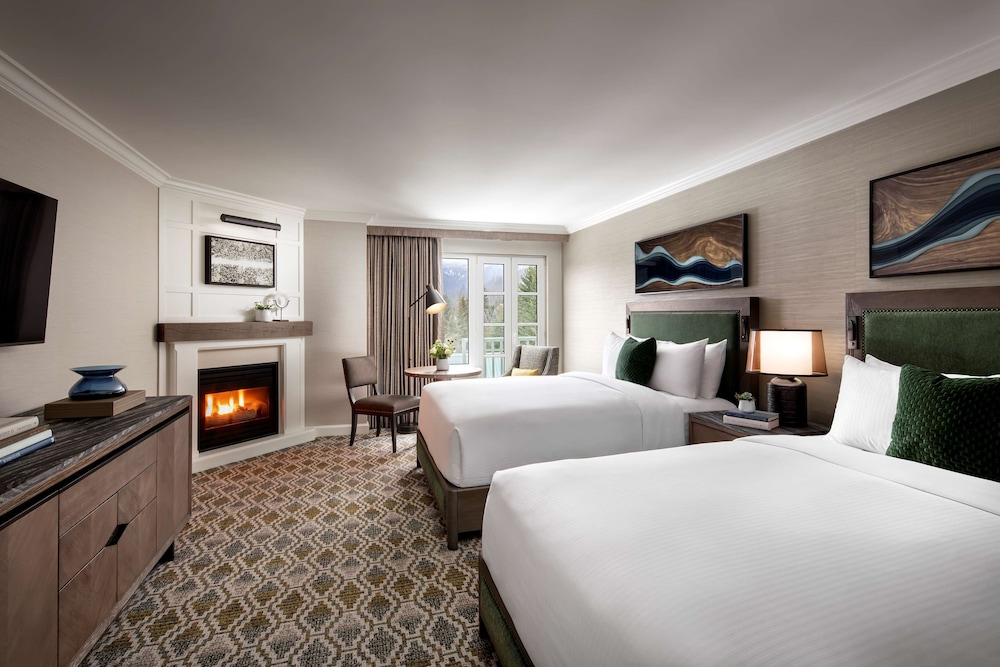 Habitación Fairmont Gold, 2 Camas Queen, 365 sf/33 sm, Salón ejecutivo con desayuno y canapés de noche del hotel The Fairmont Chateau Whistler. Foto 1