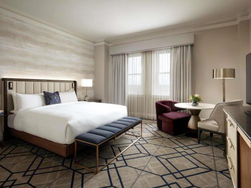Habitación Fairmont con cama extragrande y vistas al río del hotel Fairmont Macdonald