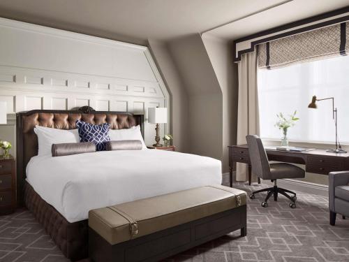 Habitación Fairmont Gold con vistas al río - 1 cama extragrande del hotel Fairmont Macdonald