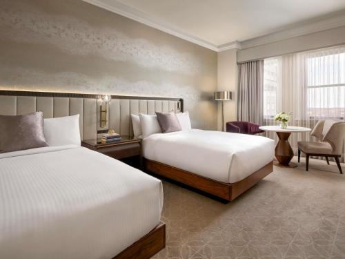 Habitación Doble con 2 camas dobles y vistas del hotel Fairmont Macdonald