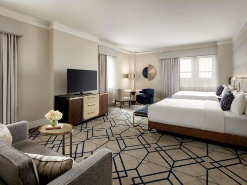 Grand Deluxe Room with Two Queen Beds and River Valley View del hotel Fairmont Macdonald. Foto 1