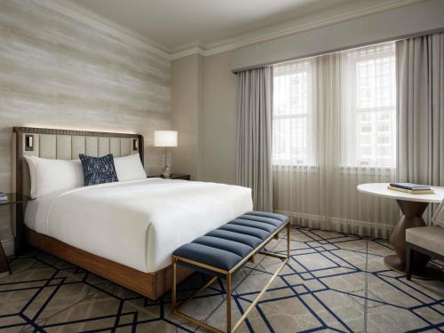 Habitación Fairmont con cama doble del hotel Fairmont Macdonald. Foto 1