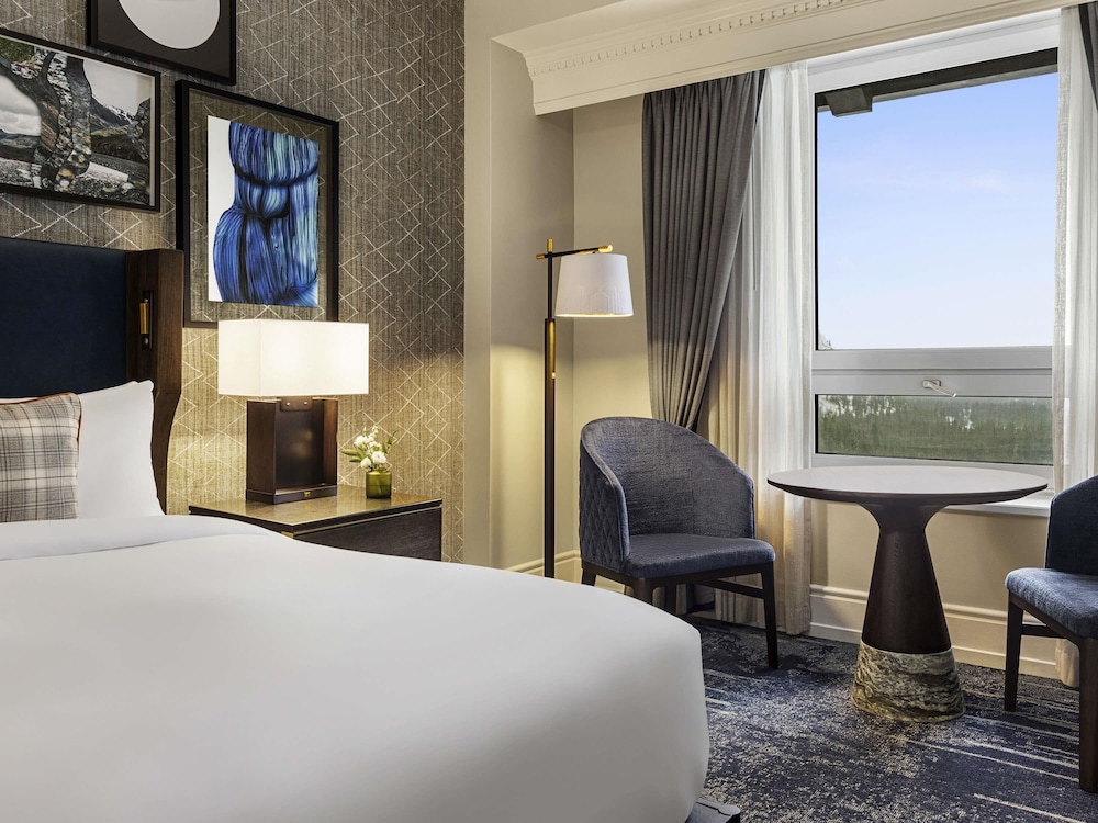 FAIRMONT VIEW Queen - 200sf, 18sm, vistas preferentes a las montañas del hotel Fairmont Banff Springs. Foto 4