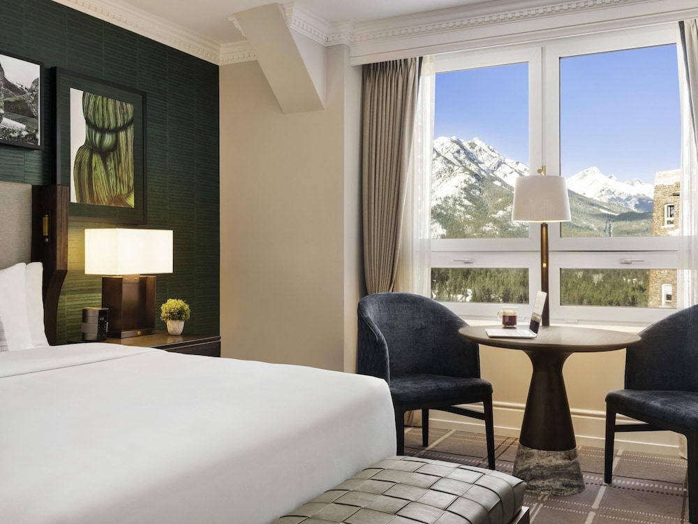DELUXE VIEW King - 350sf, 33sm, habitación espaciosa, vistas preferentes a las montañas del hotel Fairmont Banff Springs