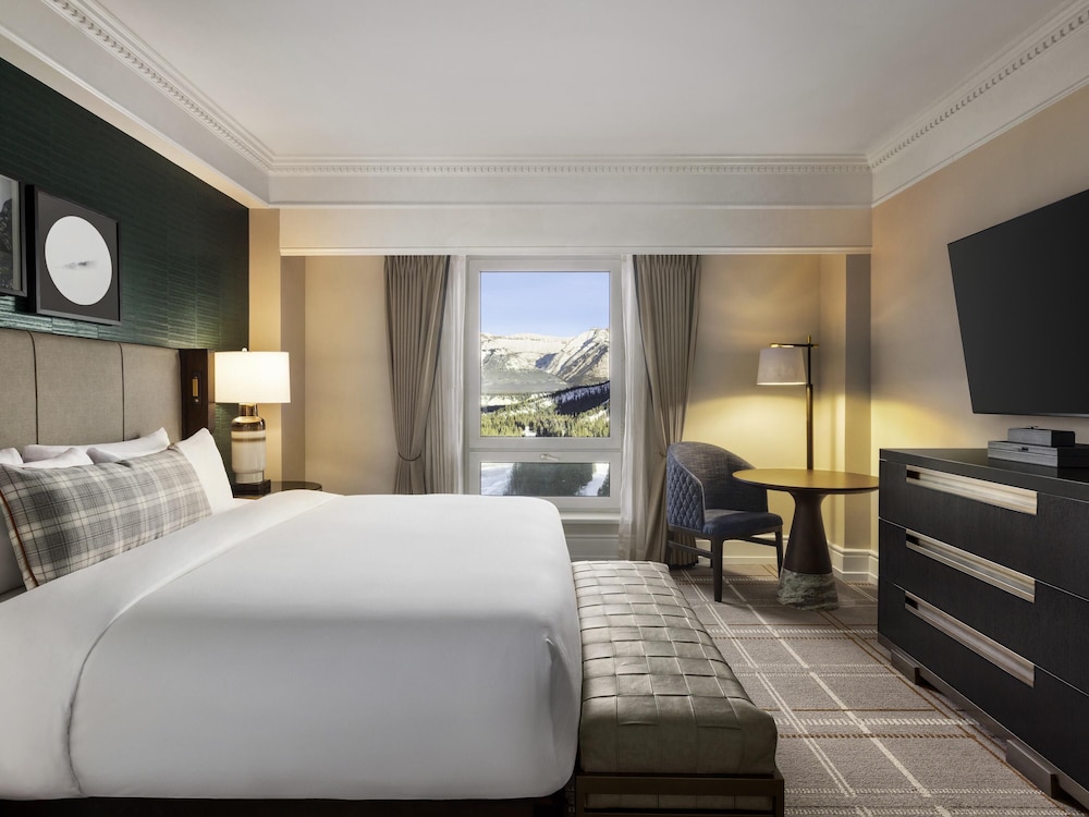 DELUXE VIEW King - 350sf, 33sm, habitación espaciosa, vistas preferentes a las montañas del hotel Fairmont Banff Springs. Foto 3