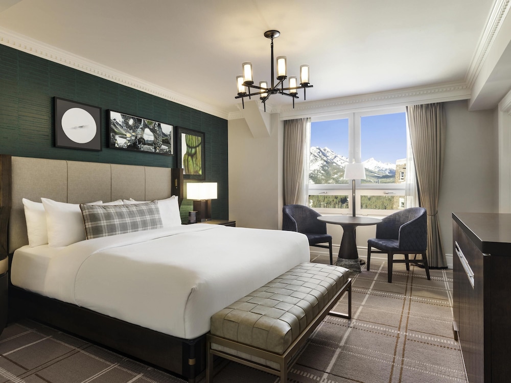 DELUXE VIEW King - 350sf, 33sm, habitación espaciosa, vistas preferentes a las montañas del hotel Fairmont Banff Springs. Foto 4