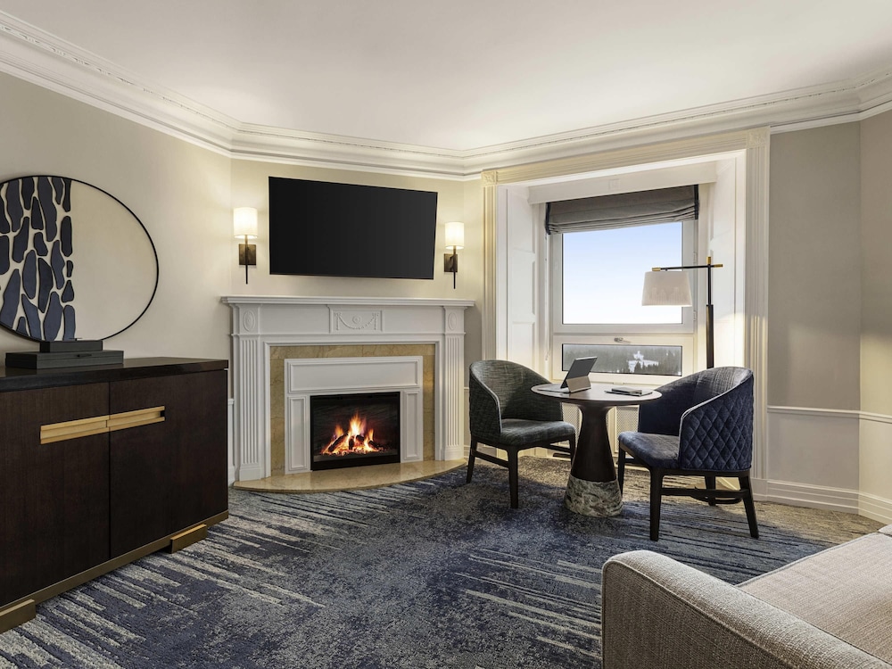 FAIRMONT VIEW King - 220sf, 20sm, vistas preferentes a las montañas del hotel Fairmont Banff Springs. Foto 1