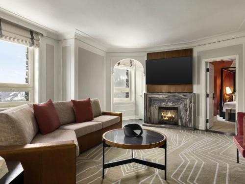 TERRACE 2 BEDROOM SUITE 1 King, 1 Queen - 630sf, 59sm, Beneficios Suite Life, terraza exterior del hotel Fairmont Banff Springs
