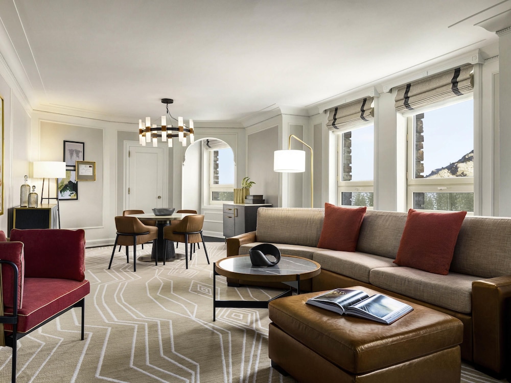2 BEDROOM SUITE 1 King, 1 Double - 850sf, 79sm, Beneficios Suite Life, ubicada en el edificio principal del hotel Fairmont Banff Springs. Foto 3