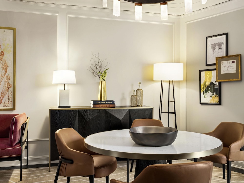 2 BEDROOM SUITE 1 King, 1 Double - 850sf, 79sm, Beneficios Suite Life, ubicada en el edificio principal del hotel Fairmont Banff Springs. Foto 4