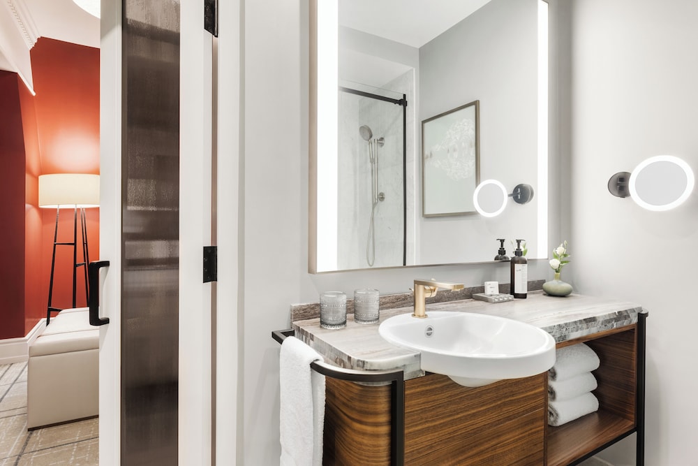 2 BEDROOM SUITE 1 King, 1 Double - 850sf, 79sm, Beneficios Suite Life, ubicada en el edificio principal del hotel Fairmont Banff Springs. Foto 9