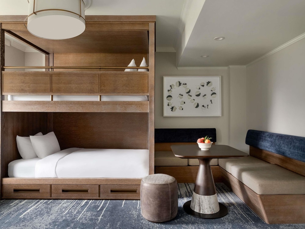 GATEHOUSE FAMILY ROOM 1 King, 2 Twin Bunk Beds - 395sf, 37sm, ubicada en la Gatehouse del hotel Fairmont Banff Springs