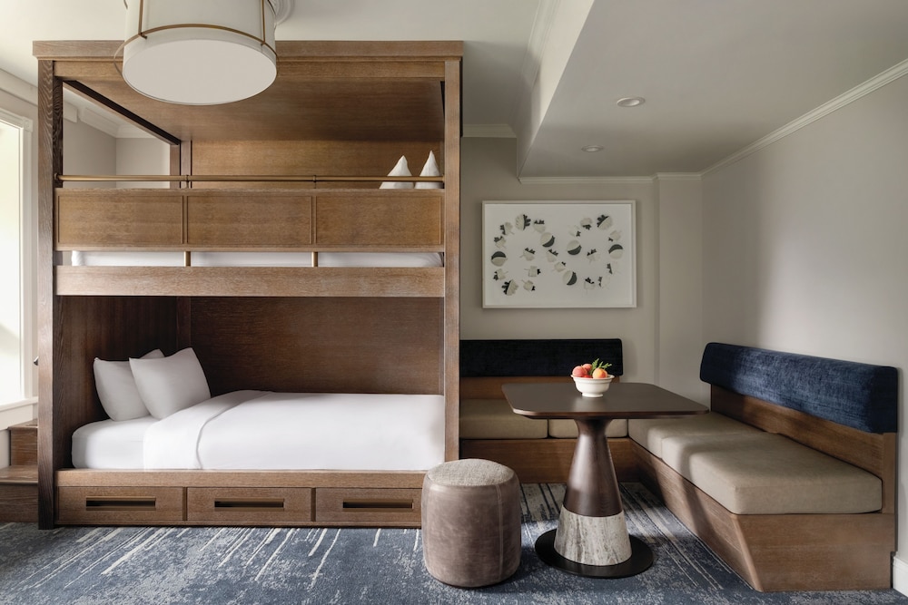 GATEHOUSE FAMILY ROOM 1 King, 2 Twin Bunk Beds - 395sf, 37sm, ubicada en la Gatehouse del hotel Fairmont Banff Springs. Foto 3