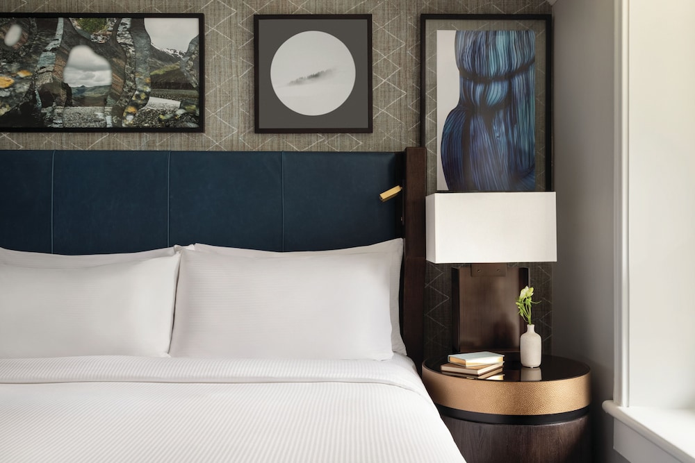 GATEHOUSE FAMILY ROOM 1 King, 2 Twin Bunk Beds - 395sf, 37sm, ubicada en la Gatehouse del hotel Fairmont Banff Springs. Foto 4
