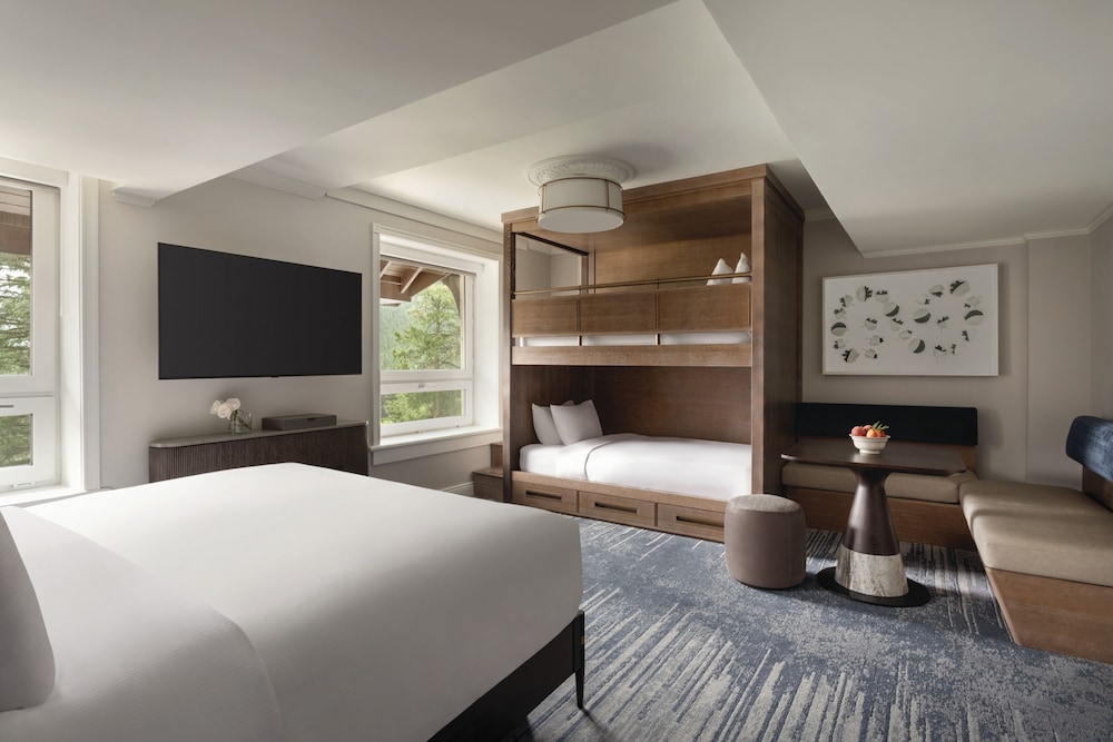 GATEHOUSE FAMILY ROOM 1 King, 2 Twin Bunk Beds - 395sf, 37sm, ubicada en la Gatehouse del hotel Fairmont Banff Springs. Foto 6