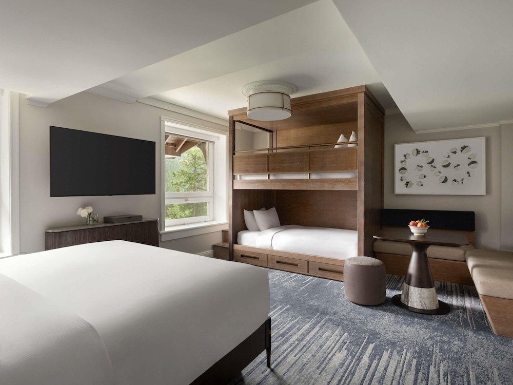 GATEHOUSE FAMILY ROOM 1 King, 2 Twin Bunk Beds - 395sf, 37sm, ubicada en la Gatehouse del hotel Fairmont Banff Springs. Foto 8