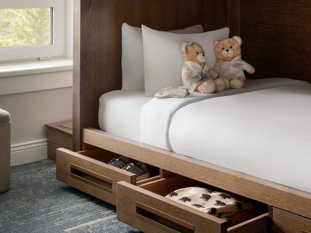 GATEHOUSE FAMILY ROOM 1 King, 2 Twin Bunk Beds - 395sf, 37sm, ubicada en la Gatehouse del hotel Fairmont Banff Springs. Foto 12