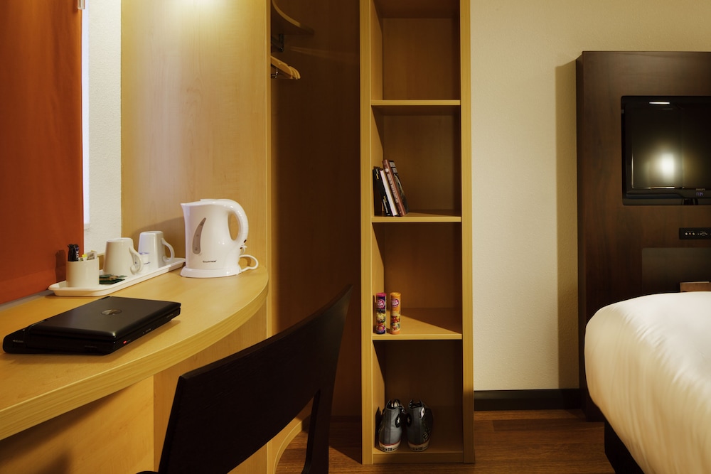 Habitación con 2 camas individuales, 2 camas individuales del hotel Ibis Luton Airport. Foto 5