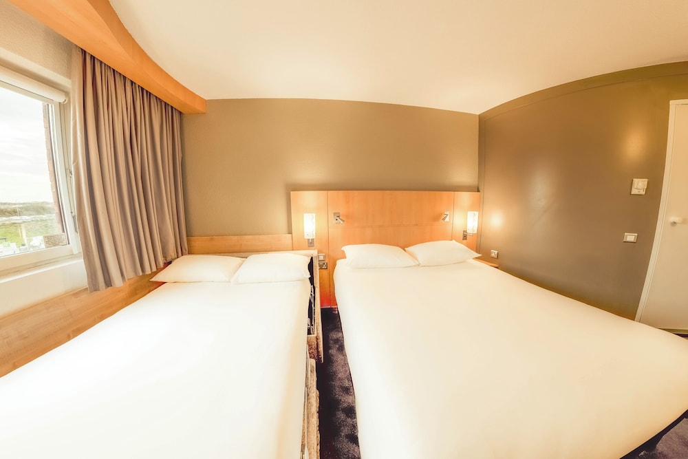 Habitación familiar, 1 cama doble con sofá cama del hotel Ibis Luton Airport. Foto 1