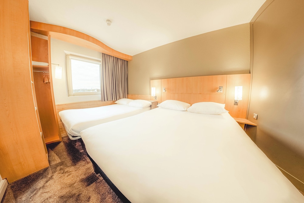 Habitación familiar, 1 cama doble con sofá cama del hotel Ibis Luton Airport. Foto 2